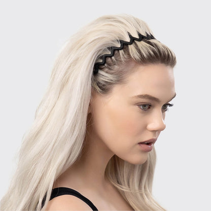 Elegant og funktionelt hårbånd i genbrugsplast. KITSCH Zigzag Headband (2 stk) giver sikkert greb, stilfuldt design og bæredygtig komfort.