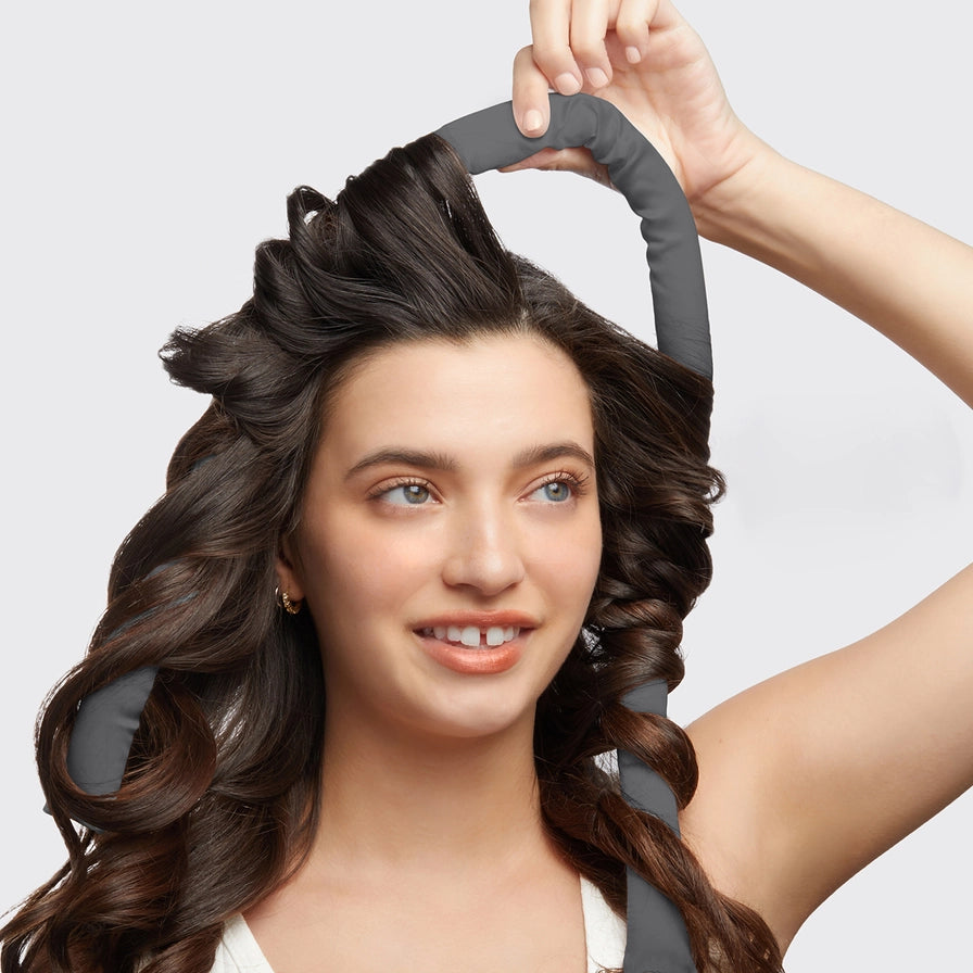 Få smukke krøller uden varme. KITSCH Satin Heatless Curling Set i Charcoal giver bløde bølger, volumen og glans – OEKO-TEX® certificeret &amp; vegansk.