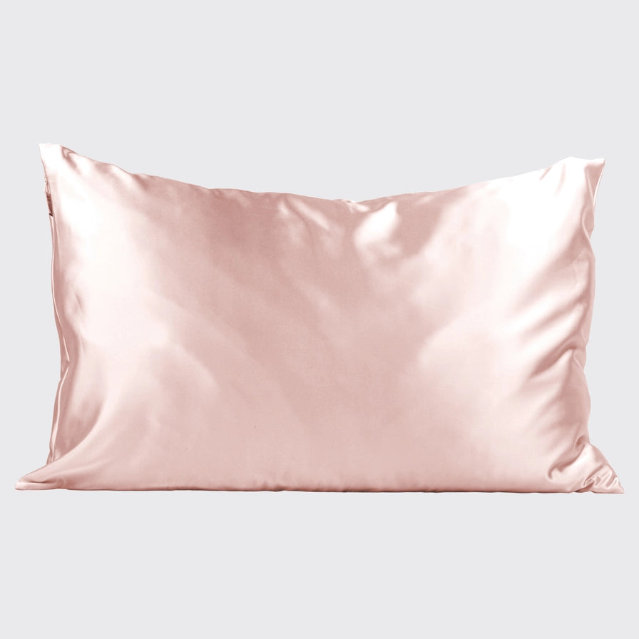 KITSCH Satin Pillowcase i blush – skånsomt, vegansk pudebetræk, der beskytter hår og hud mod friktion. Vågn med glat hud og glansfuldt hår hver morgen.