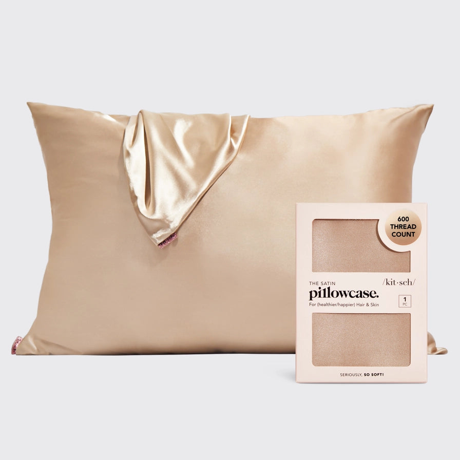 KITSCH Satin Pillowcase i Champagne – skånsomt, vegansk pudebetræk, der beskytter hår og hud mod friktion. Vågn med glat hud og glansfuldt hår hver morgen.