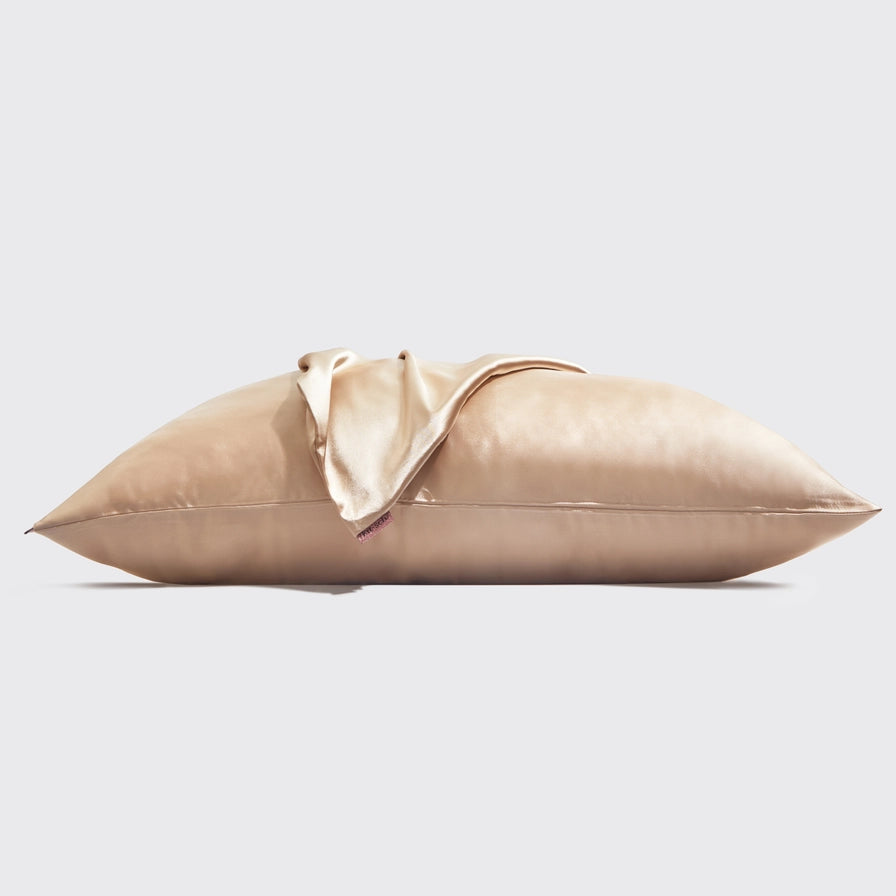 KITSCH Satin Pillowcase i Champagne – skånsomt, vegansk pudebetræk, der beskytter hår og hud mod friktion. Vågn med glat hud og glansfuldt hår hver morgen.
