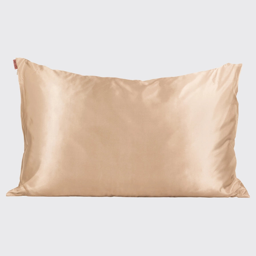KITSCH Satin Pillowcase i Champagne – skånsomt, vegansk pudebetræk, der beskytter hår og hud mod friktion. Vågn med glat hud og glansfuldt hår hver morgen.