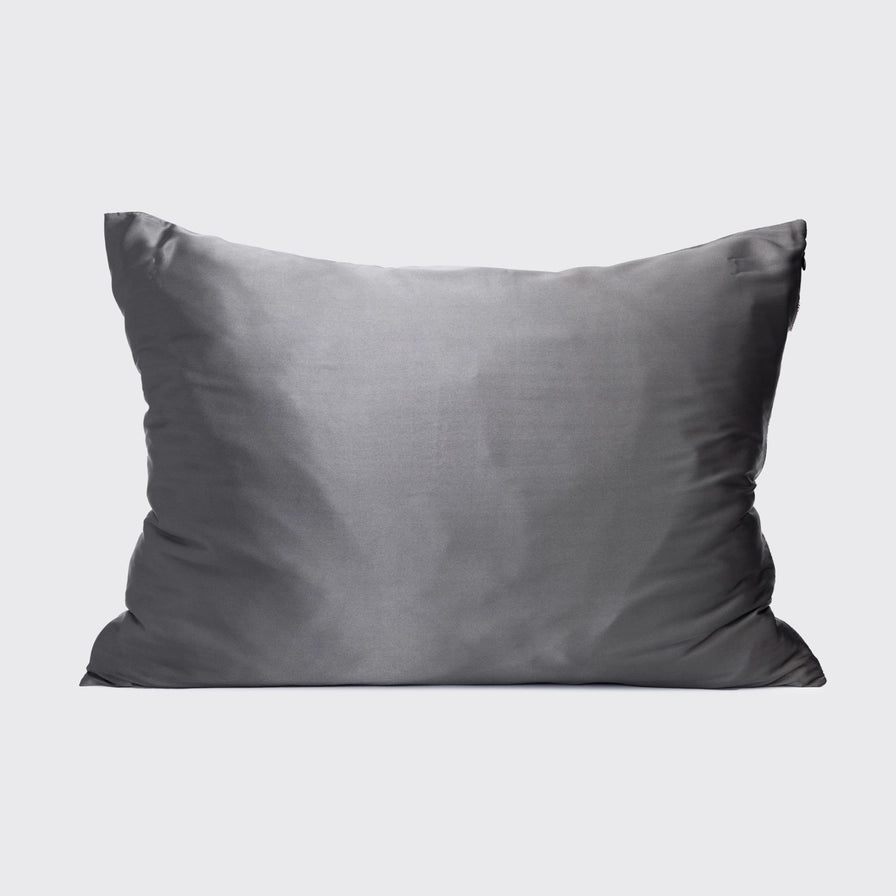 KITSCH Satin Pillowcase i Charcoal – skånsomt, vegansk pudebetræk, der beskytter hår og hud mod friktion. Vågn med glat hud og glansfuldt hår hver morgen.