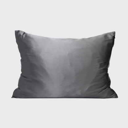 KITSCH Satin Pillowcase i Charcoal – skånsomt, vegansk pudebetræk, der beskytter hår og hud mod friktion. Vågn med glat hud og glansfuldt hår hver morgen.