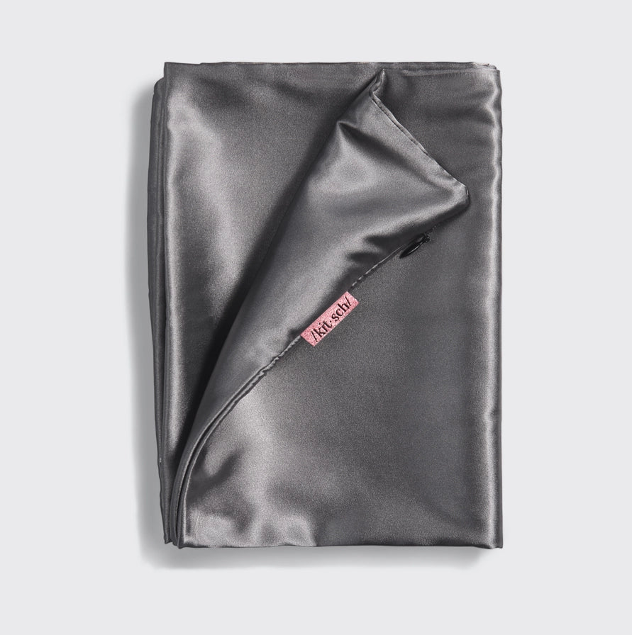 KITSCH Satin Pillowcase i Charcoal – skånsomt, vegansk pudebetræk, der beskytter hår og hud mod friktion. Vågn med glat hud og glansfuldt hår hver morgen.