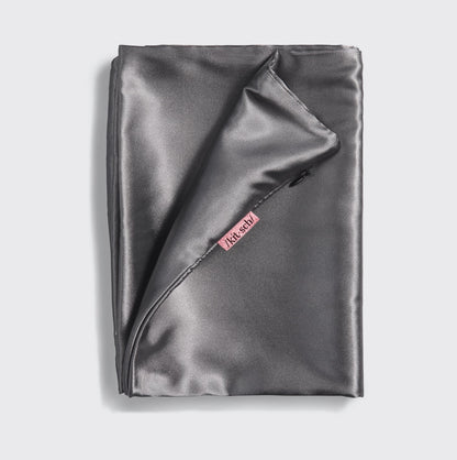 KITSCH Satin Pillowcase i Charcoal – skånsomt, vegansk pudebetræk, der beskytter hår og hud mod friktion. Vågn med glat hud og glansfuldt hår hver morgen.
