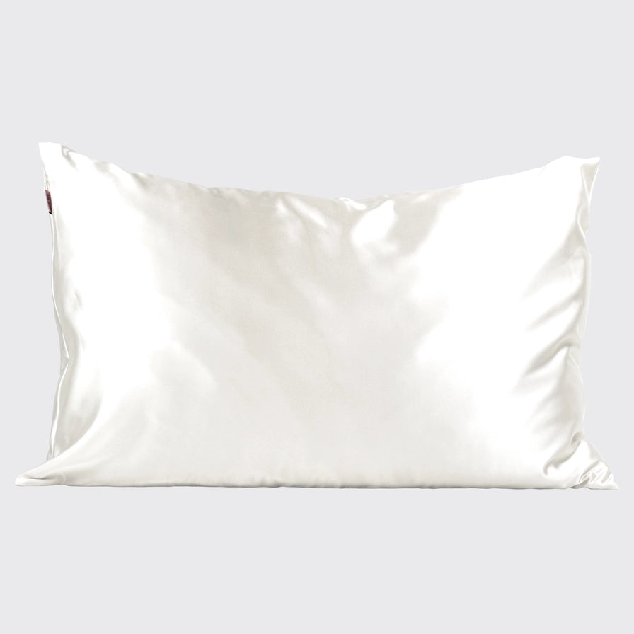 KITSCH Satin Pillowcase i ivory – skånsomt, vegansk pudebetræk, der beskytter hår og hud mod friktion. Vågn med glat hud og glansfuldt hår hver morgen.