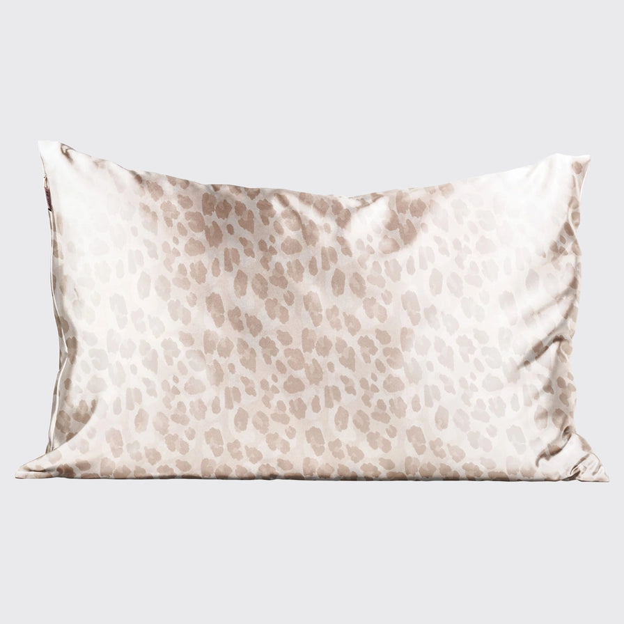 KITSCH Satin Pillowcase i Leopard – skånsomt, vegansk pudebetræk, der beskytter hår og hud mod friktion. Vågn med glat hud og glansfuldt hår hver morgen.