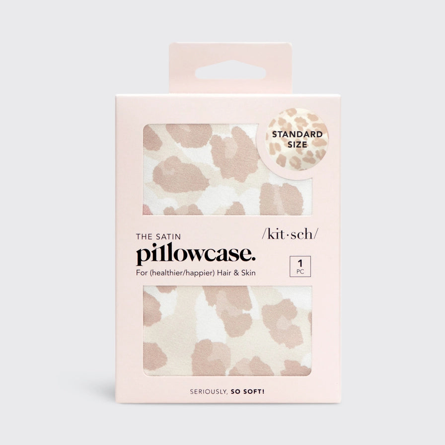KITSCH Satin Pillowcase i Leopard – skånsomt, vegansk pudebetræk, der beskytter hår og hud mod friktion. Vågn med glat hud og glansfuldt hår hver morgen.