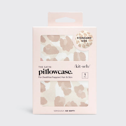 KITSCH Satin Pillowcase i Leopard – skånsomt, vegansk pudebetræk, der beskytter hår og hud mod friktion. Vågn med glat hud og glansfuldt hår hver morgen.