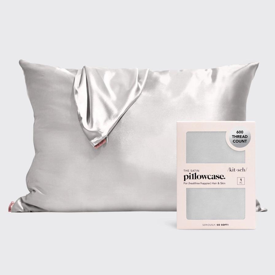 KITSCH Satin Pillowcase i Silver – skånsomt, vegansk pudebetræk, der beskytter hår og hud mod friktion. Vågn med glat hud og glansfuldt hår hver morgen.