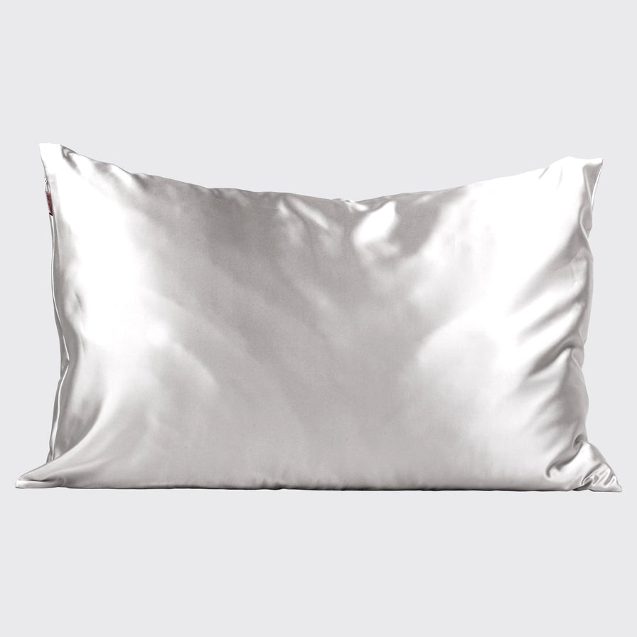 KITSCH Satin Pillowcase i Silver – skånsomt, vegansk pudebetræk, der beskytter hår og hud mod friktion. Vågn med glat hud og glansfuldt hår hver morgen.