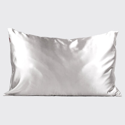 KITSCH Satin Pillowcase i Silver – skånsomt, vegansk pudebetræk, der beskytter hår og hud mod friktion. Vågn med glat hud og glansfuldt hår hver morgen.