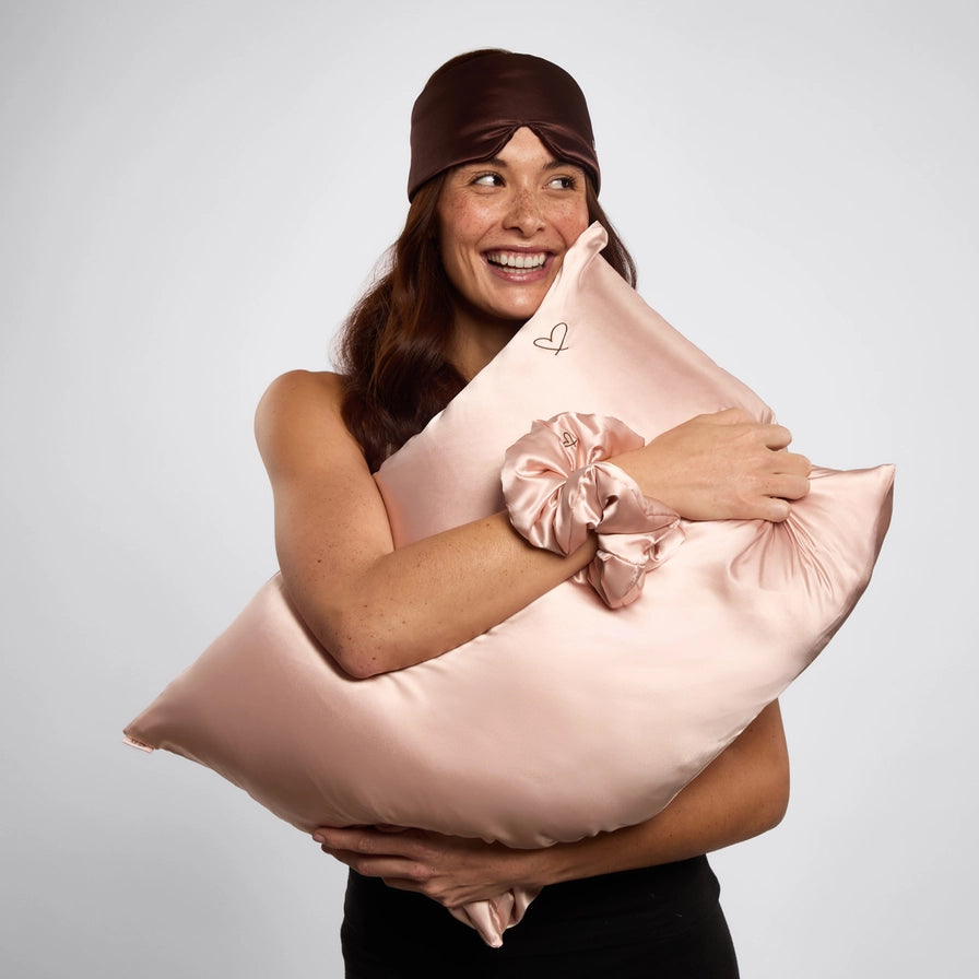 KITSCH Satin Gaveæske med pudebetræk, scrunchie og øjenmaske – alt du behøver til skønhedssøvn. Beskytter hår og hud, reducerer friktion og giver bedre søvn.