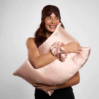 KITSCH Satin Gaveæske med pudebetræk, scrunchie og øjenmaske – alt du behøver til skønhedssøvn. Beskytter hår og hud, reducerer friktion og giver bedre søvn.