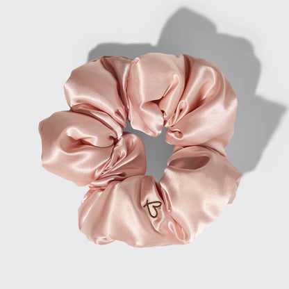 KITSCH Satin Gaveæske med pudebetræk, scrunchie og øjenmaske – alt du behøver til skønhedssøvn. Beskytter hår og hud, reducerer friktion og giver bedre søvn.