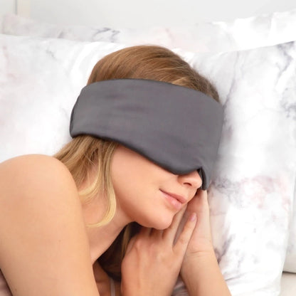 KITSCH Satin Eye Mask i charcoal – luksuriøs, vegansk sovemaske i satin. Beskytter huden, blokerer lys og giver en rolig, uforstyrret nattesøvn. OEKO-TEX® certificeret.