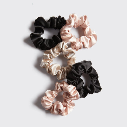 KITSCH Satin Hårelastikker – 5 stk. neutrale scrunchies i blødt, vegansk satin. Reducerer brud og frizz, beskytter håret og giver elegant styling.