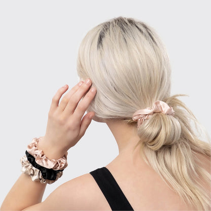 KITSCH Satin Hårelastikker – 5 stk. neutrale scrunchies i blødt, vegansk satin. Reducerer brud og frizz, beskytter håret og giver elegant styling.