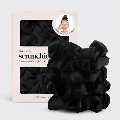 KITSCH Satin Scrunchies i sort – 5 stk. skånsomme hårelastikker i bæredygtig satin. Beskytter håret mod brud, frizz og mærker. Perfekt til både dag og nat.