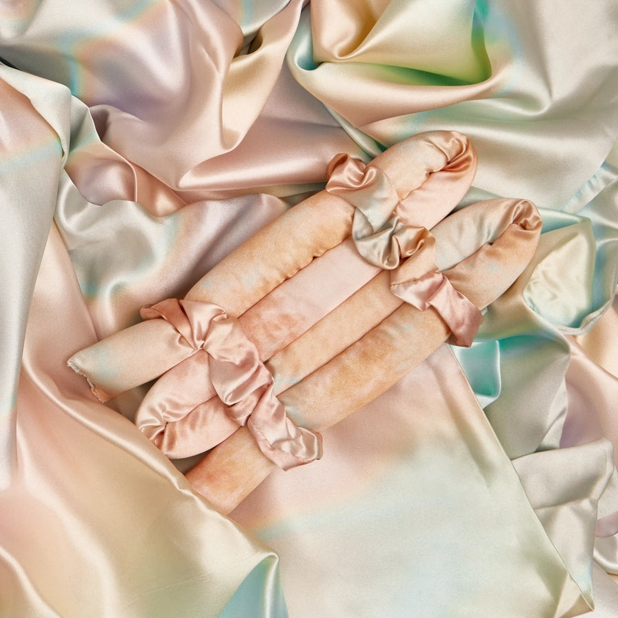 Få smukke krøller uden varme. KITSCH Satin Heatless Curling Set i Tie dye giver bløde bølger, volumen og glans – OEKO-TEX® certificeret &amp;amp; vegansk.
