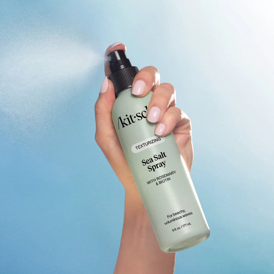 Få naturlige beach waves og glans med KITSCH Sea Salt Spray – en let, vegansk saltvandsspray med rosmarin, biotin og magnesium. Skaber tekstur og fleksibelt hold uden stivhed.