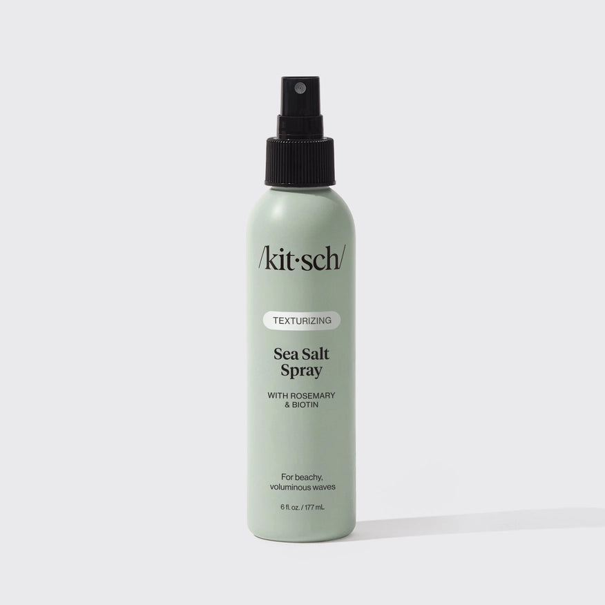 Få naturlige beach waves og glans med KITSCH Sea Salt Spray – en let, vegansk saltvandsspray med rosmarin, biotin og magnesium. Skaber tekstur og fleksibelt hold uden stivhed.