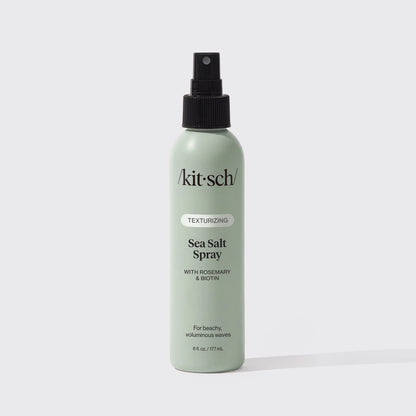 Få naturlige beach waves og glans med KITSCH Sea Salt Spray – en let, vegansk saltvandsspray med rosmarin, biotin og magnesium. Skaber tekstur og fleksibelt hold uden stivhed.