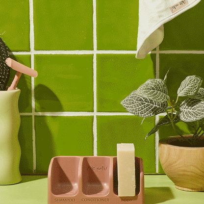 Hold dine shampoo-, conditioner- og body bars tørre og organiserede med KITSCH Self-Draining Soap Dish. Elegant sæbeholder med sugekopper, fremstillet af 100 % genbrugsplast – bæredygtig, funktionel og zero waste.