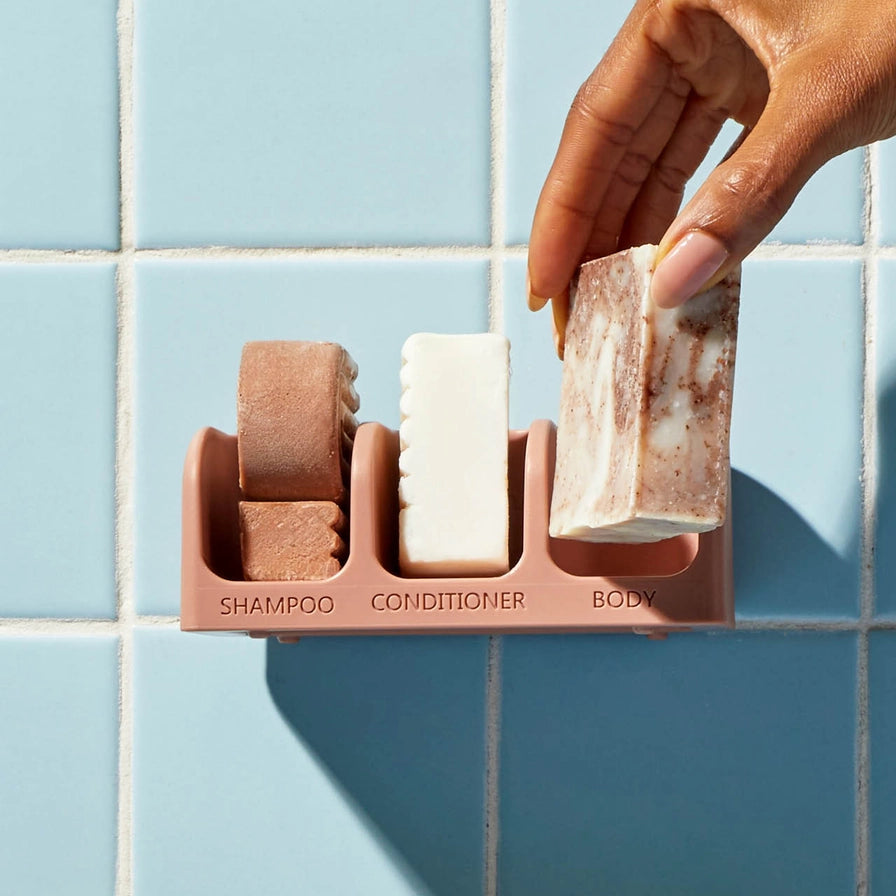 Hold dine shampoo-, conditioner- og body bars tørre og organiserede med KITSCH Self-Draining Soap Dish. Elegant sæbeholder med sugekopper, fremstillet af 100 % genbrugsplast – bæredygtig, funktionel og zero waste.
