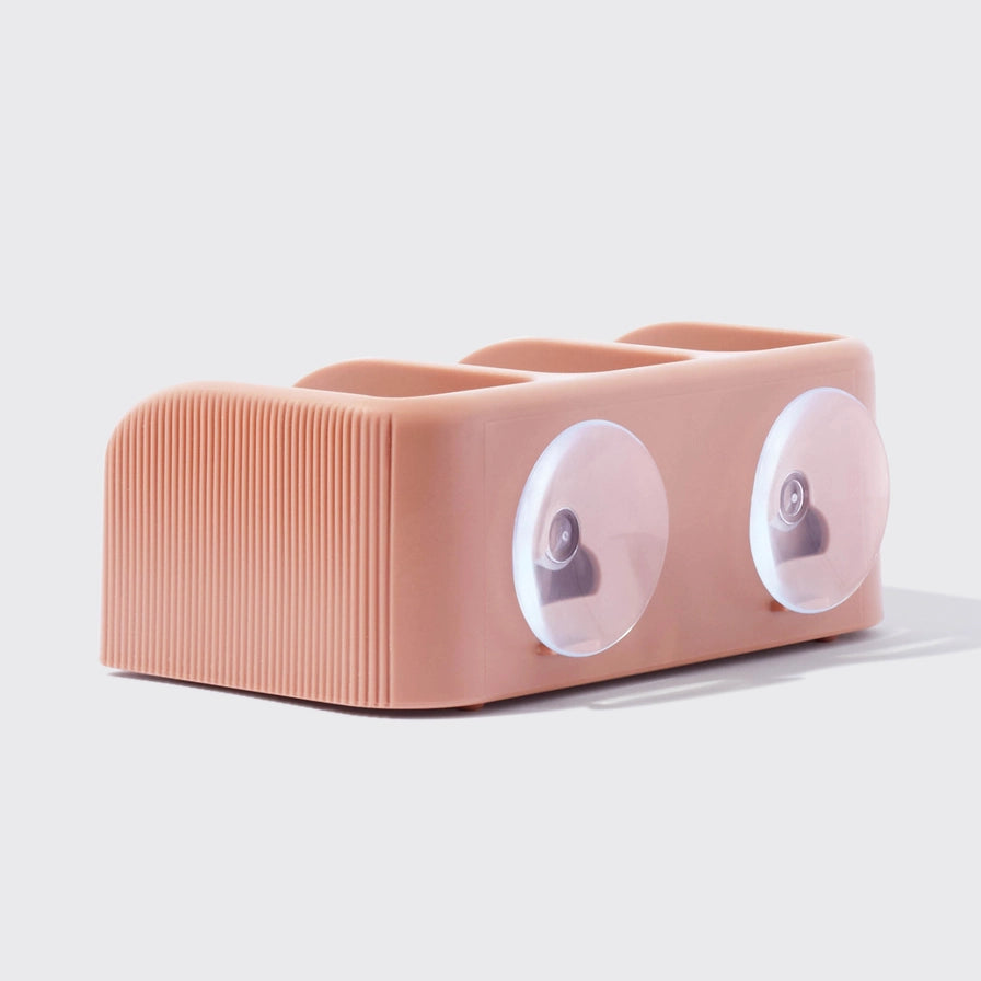 Hold dine shampoo-, conditioner- og body bars tørre og organiserede med KITSCH Self-Draining Soap Dish. Elegant sæbeholder med sugekopper, fremstillet af 100 % genbrugsplast – bæredygtig, funktionel og zero waste.