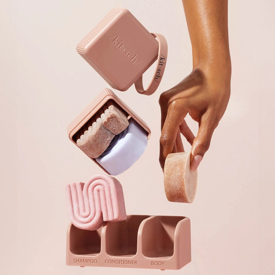 Hold dine shampoo-, conditioner- og body bars tørre og organiserede med KITSCH Self-Draining Soap Dish. Elegant sæbeholder med sugekopper, fremstillet af 100 % genbrugsplast – bæredygtig, funktionel og zero waste.