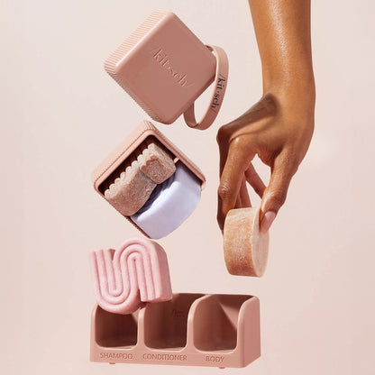 Hold dine shampoo-, conditioner- og body bars tørre og organiserede med KITSCH Self-Draining Soap Dish. Elegant sæbeholder med sugekopper, fremstillet af 100 % genbrugsplast – bæredygtig, funktionel og zero waste.