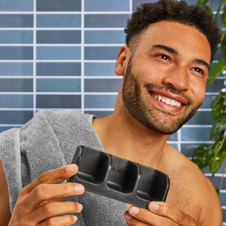 Hold dine shampoo-, conditioner- og body bars tørre og organiserede med KITSCH Self-Draining Soap Dish. Elegant sæbeholder med sugekopper, fremstillet af 100 % genbrugsplast – bæredygtig, funktionel og zero waste.