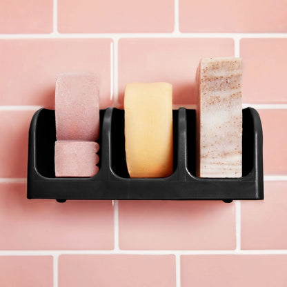 Hold dine shampoo-, conditioner- og body bars tørre og organiserede med KITSCH Self-Draining Soap Dish. Elegant sæbeholder med sugekopper, fremstillet af 100 % genbrugsplast – bæredygtig, funktionel og zero waste.
