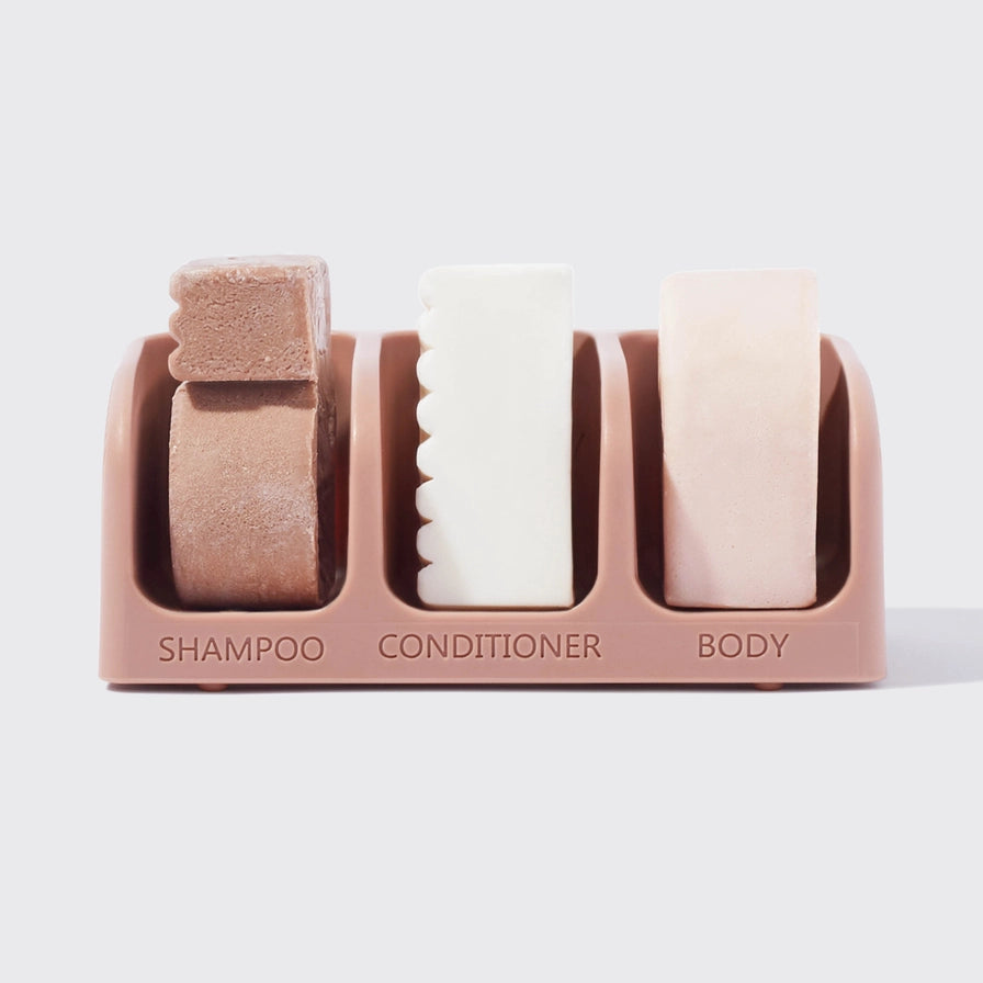 Hold dine shampoo-, conditioner- og body bars tørre og organiserede med KITSCH Self-Draining Soap Dish. Elegant sæbeholder med sugekopper, fremstillet af 100 % genbrugsplast – bæredygtig, funktionel og zero waste.
