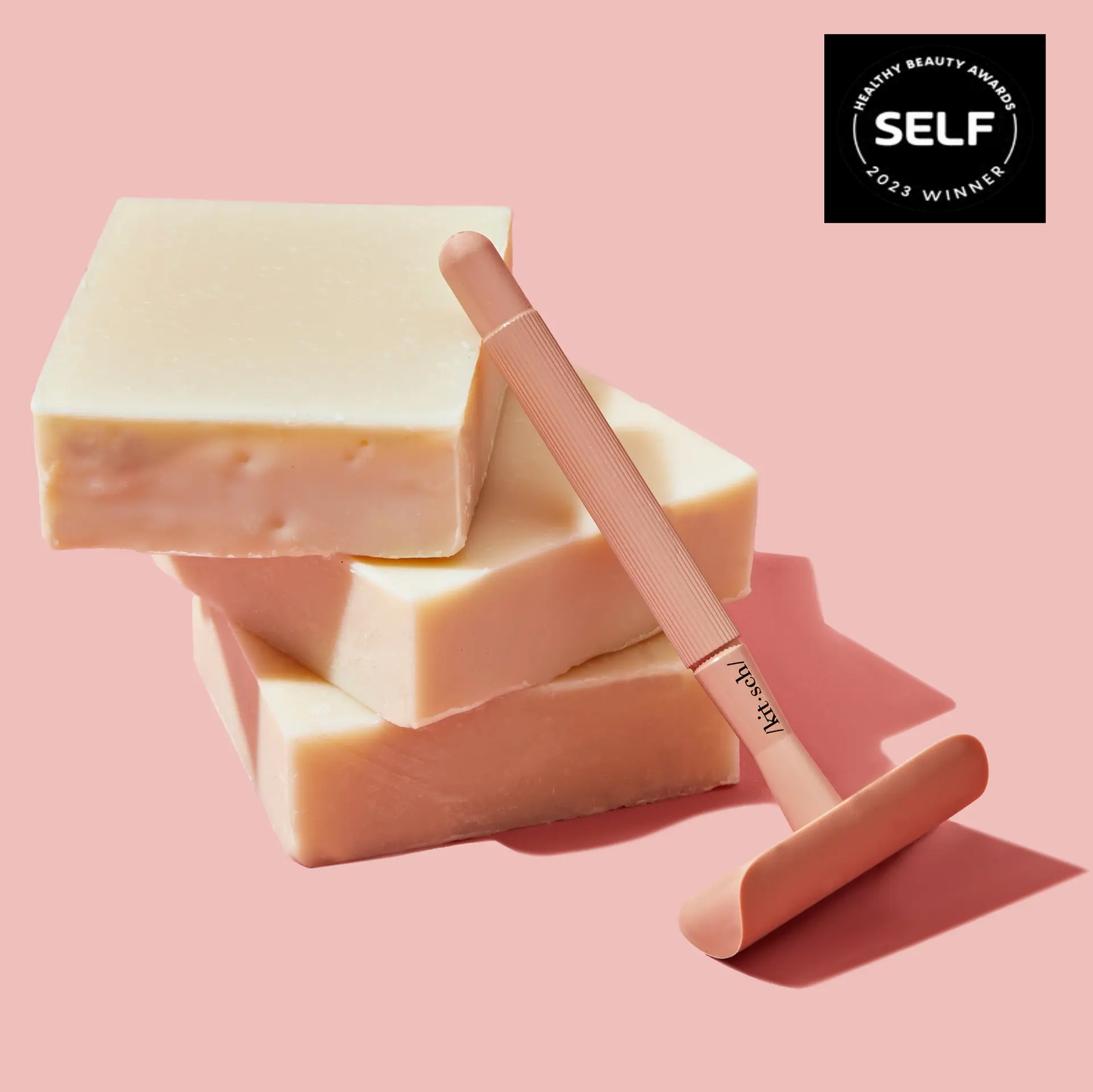 Blødgør &amp; beskyt huden med KITSCH Shave Butter Bar. Fugtgivende barbersæbe med Shea Butter &amp; Vitamin E – 100 % vegansk og plastikfri.