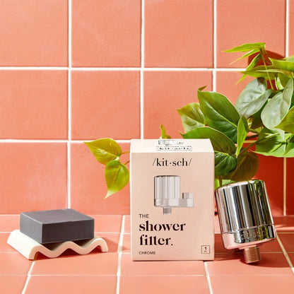 KITSCH Shower Filter renser vandet for kalk &amp; klor. Få blødere hår og hud med renere vand – elegant design, nem montering &amp; bæredygtig løsning.