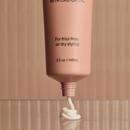KITSCH Smoothing Air Dry Crème – stylingcreme til krøller &amp; frizz. Definerer bølger, tæmmer krus i 24 timer og giver glansfuldt hår uden varme. Vegansk &amp; bæredygtig.
