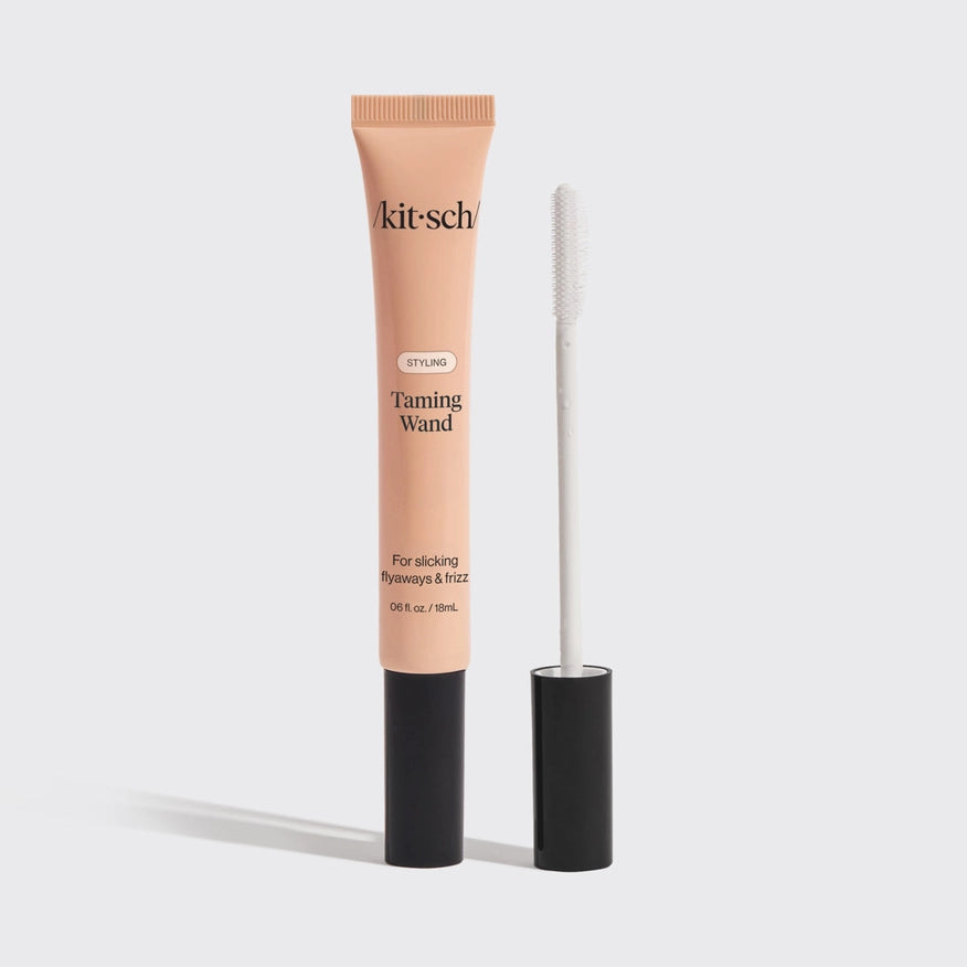 Sig farvel til flyvske hårstrå og babyhår med KITSCH Taming Wand – en effektiv, klar stylinggel, der tæmmer frizz og giver et glat, poleret look uden fedtet fornemmelse. 100 % vegansk, cruelty-free og elsket på TikTok.