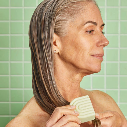 Rens, balancér og forfrisk hovedbunden med KITSCH Tea Tree &amp; Mint Shampoo &amp; Conditioner. Naturlige barer med tea tree-olie og mynte, der reducerer skæl og giver sundt, glansfuldt hår. Vegansk &amp; zero waste.