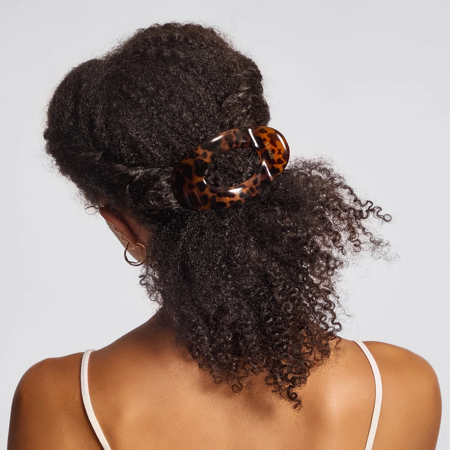 KITSCH Flad Hårklemme Tort Cloud Clip i recycled plast. Klassisk, komfortabel og bæredygtig hårklemme med tidløst design til alle hårtyper.