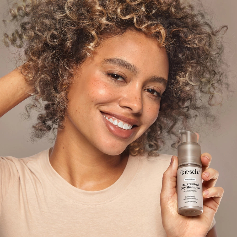 Opfrisk håret med KITSCH Dry Shampoo til mørkt hår. Talkumfri formel med ris protein, ashwagandha og pumpefunktion for volumen og et rent look.