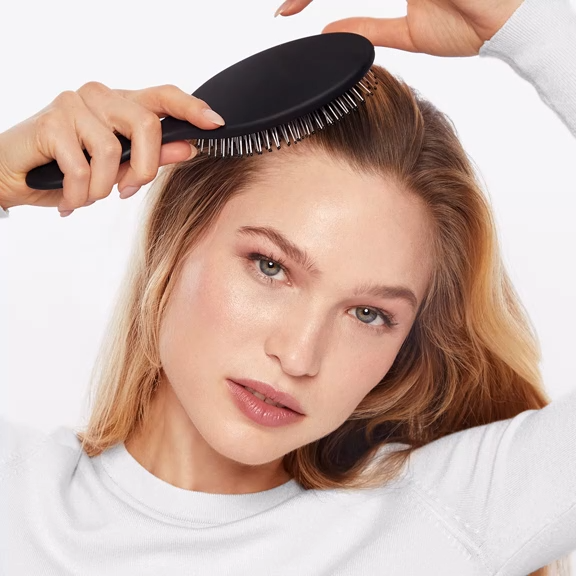 Opfrisk håret med KITSCH Dry Shampoo til lyst hår. Ris protein giver volumen, ashwagandha absorberer olie og puff-applikator gør det nemt – uden hvidt skær.