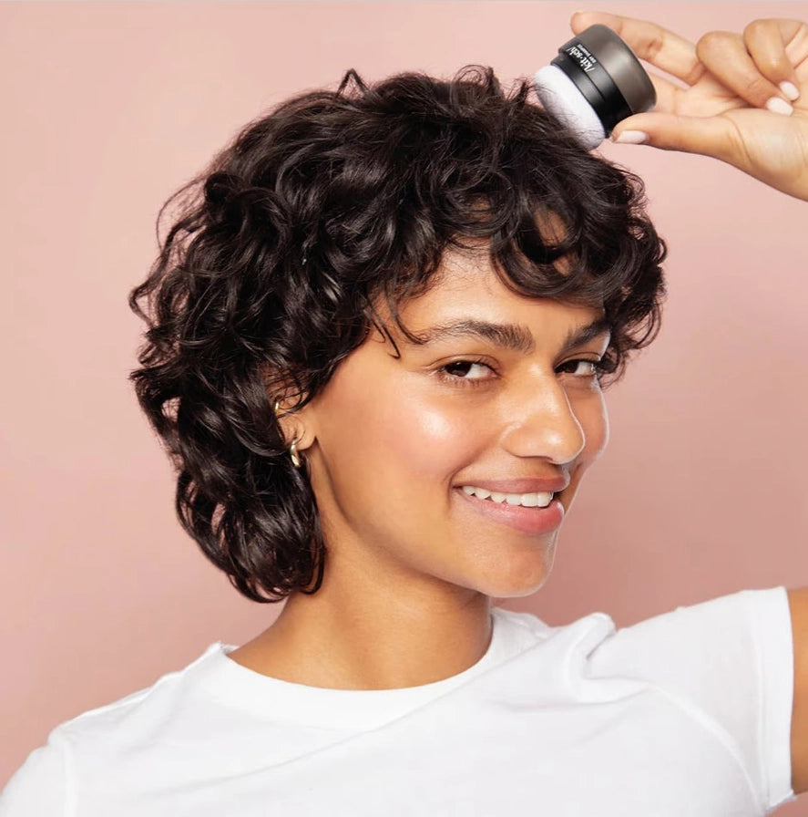 Opfrisk håret med KITSCH Volumizing Dry Shampoo. Ris protein styrker, ashwagandha absorberer olie og puff-applikator giver volumen – uden hvidt skær.