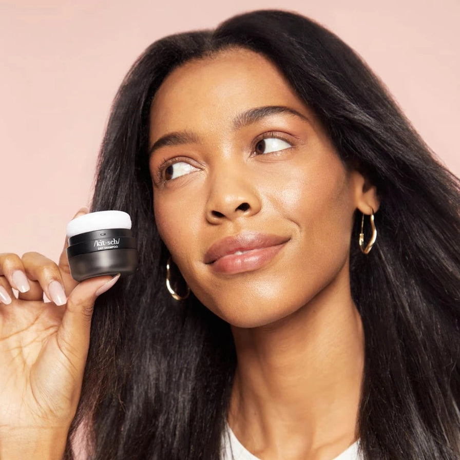Opfrisk håret med KITSCH Volumizing Dry Shampoo. Ris protein styrker, ashwagandha absorberer olie og puff-applikator giver volumen – uden hvidt skær.