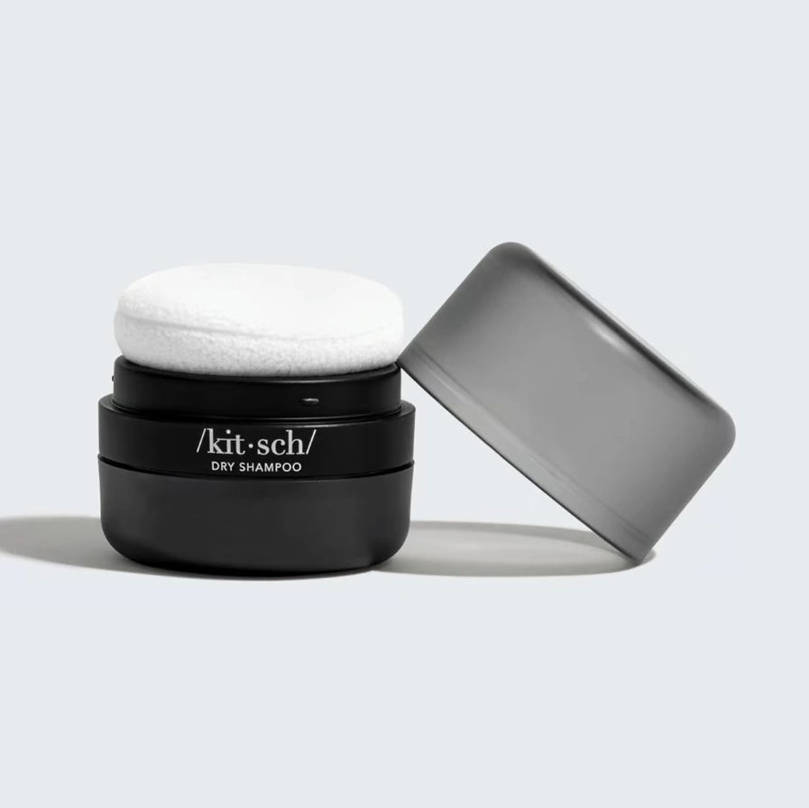 Opfrisk håret med KITSCH Volumizing Dry Shampoo. Ris protein styrker, ashwagandha absorberer olie og puff-applikator giver volumen – uden hvidt skær.