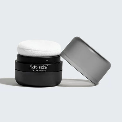 Opfrisk håret med KITSCH Volumizing Dry Shampoo. Ris protein styrker, ashwagandha absorberer olie og puff-applikator giver volumen – uden hvidt skær.