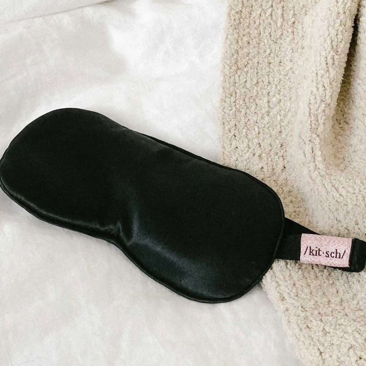 KITSCH Weighted Satin Eye Mask – vægtet sovemaske med ægte lavendel og silkeblød satin. Lindrer spændinger, beroliger sindet og forbedrer søvnkvaliteten.