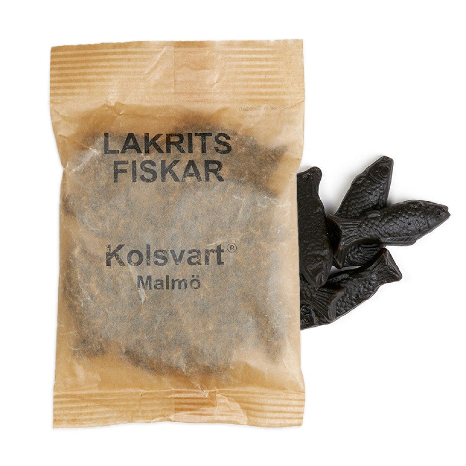 Kolsvart Sød Lakridsfisk – klassisk svensk gourmetlakrids. Vegansk, glutenfri og naturligt sød med autentisk smag og håndværk.